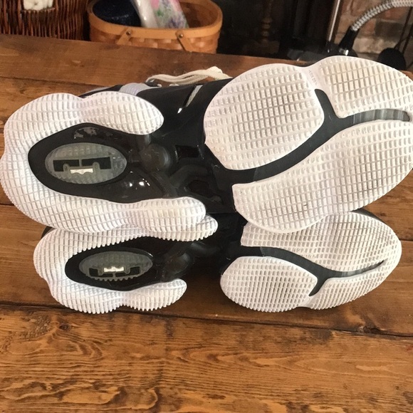 Nike Lebrun 19 Basketball Sneakers main image 5